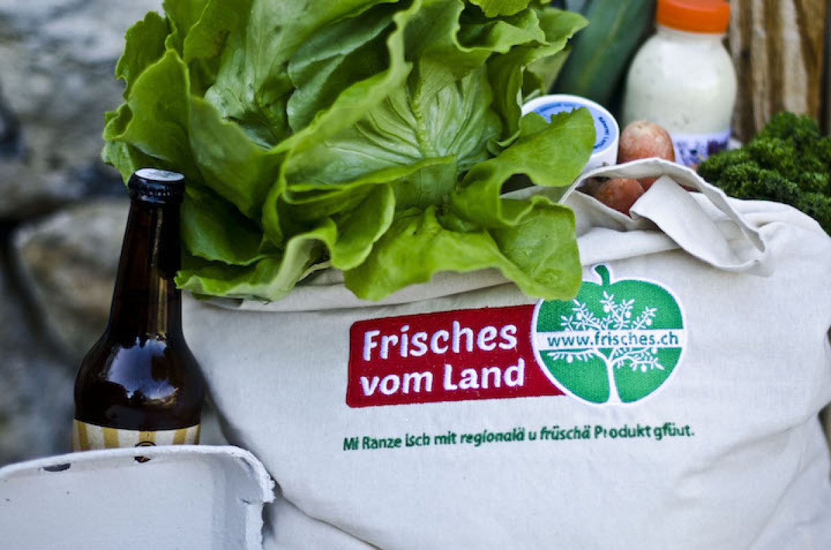 Frisches.ch-Stofftasche gefüllt mit Salat und weiteren Lebensmitteln
