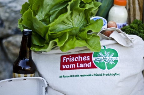 Stofftasche mit Salat und Lebensmitteln