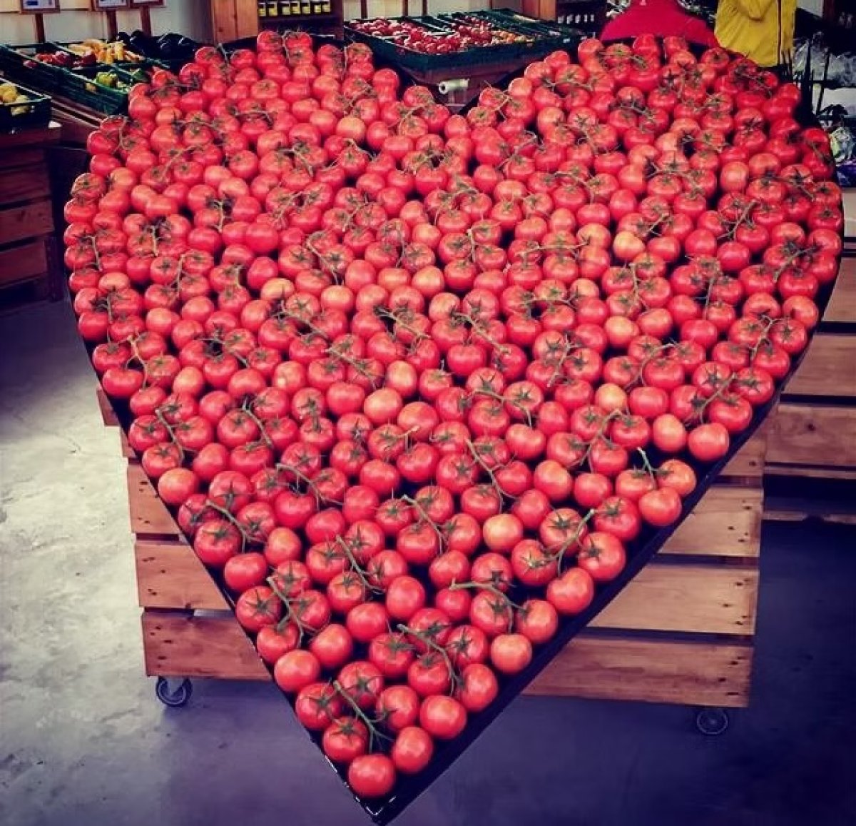 Herzförmig angeordnete Tomaten auf einem Marktstand
