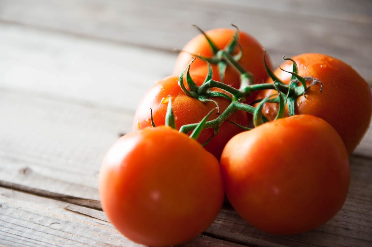 Frische Tomaten auf einem Holztisch